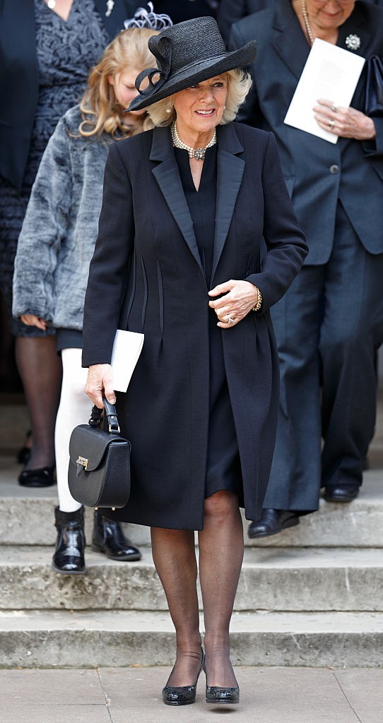 Kamilla királyné 2016-ban szavazott a kis feketére, amire egy elegáns fekete kabátot húzott. 