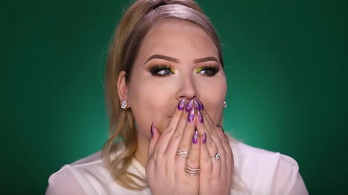 Ilyen Drew Barrymore smink nélkül és tökéletes sminkben