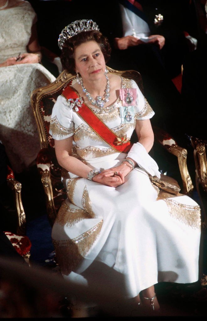 Grand Duchess Vladimir Tiara - A Vlagyimir nagyhercegnői tiara körüli balszerencse-babona a Romanov-ház bukásához és a darab véres történelmi hátteréhez kapcsolódik. A közhiedelem szerint a tiara hordozza az elűzött orosz arisztokrácia bánatát és tragédiáját, mivel első tulajdonosa, Mária Pavlovna nagyhercegné a forradalom miatt mindent elveszített, és száműzetésben, megtört szívvel halt meg.