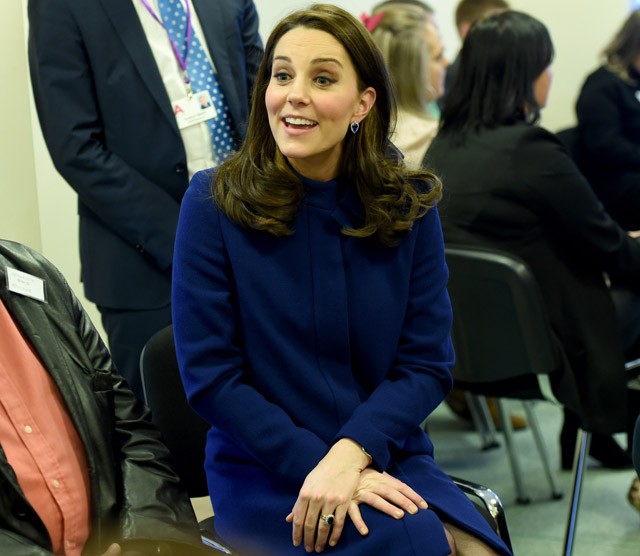 Kate Middleton sötétkék ruhában