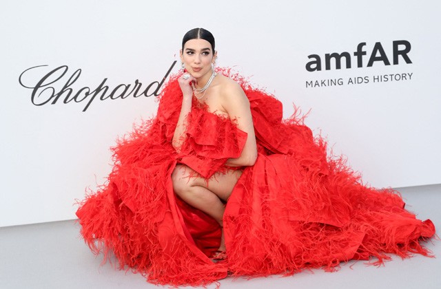 Ilyen habos-babos ruhában még nem láttad Dua Lipát