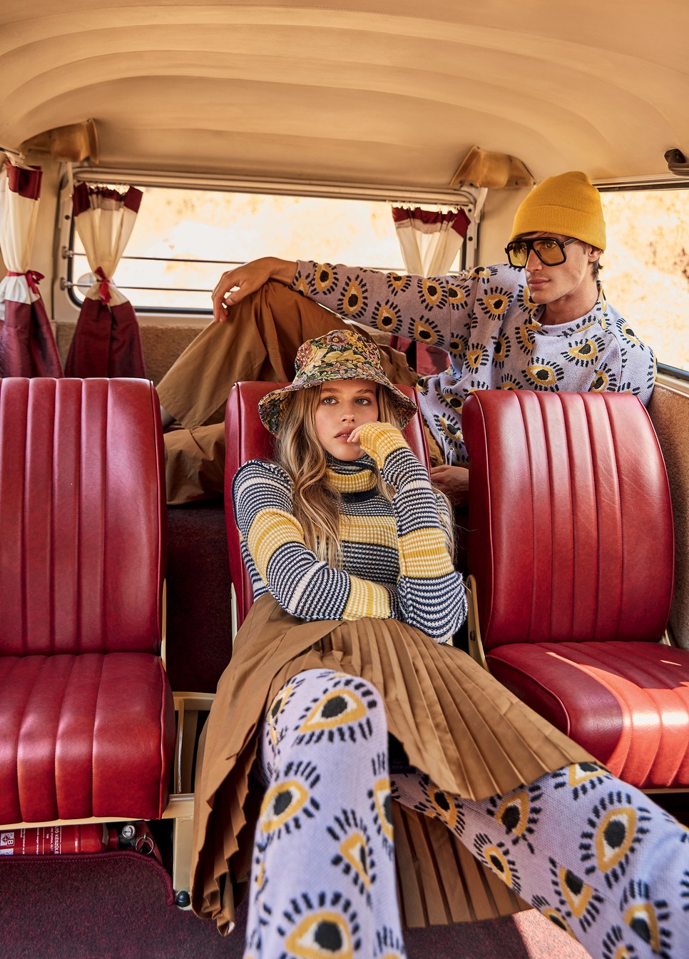 Virág: Levehető nyakú gyapjúgarbó WEEKEND MAX MARA 158 990 Ft | Pliszírozott szoknya COS 21 000 Ft | Kötött nadrág (és pulóver) ESZKA 41 990 Ft | Kalap RESERVED 6990 Ft | Dan: Pulóver (és nadrág) ESZKA 41 990 Ft | Nadrág COS 18 000 Ft | Napszemüveg NILE ATELIER – Szemes Optika szemesoptika.hu | Sapka BERSHKA 2995 Ft 