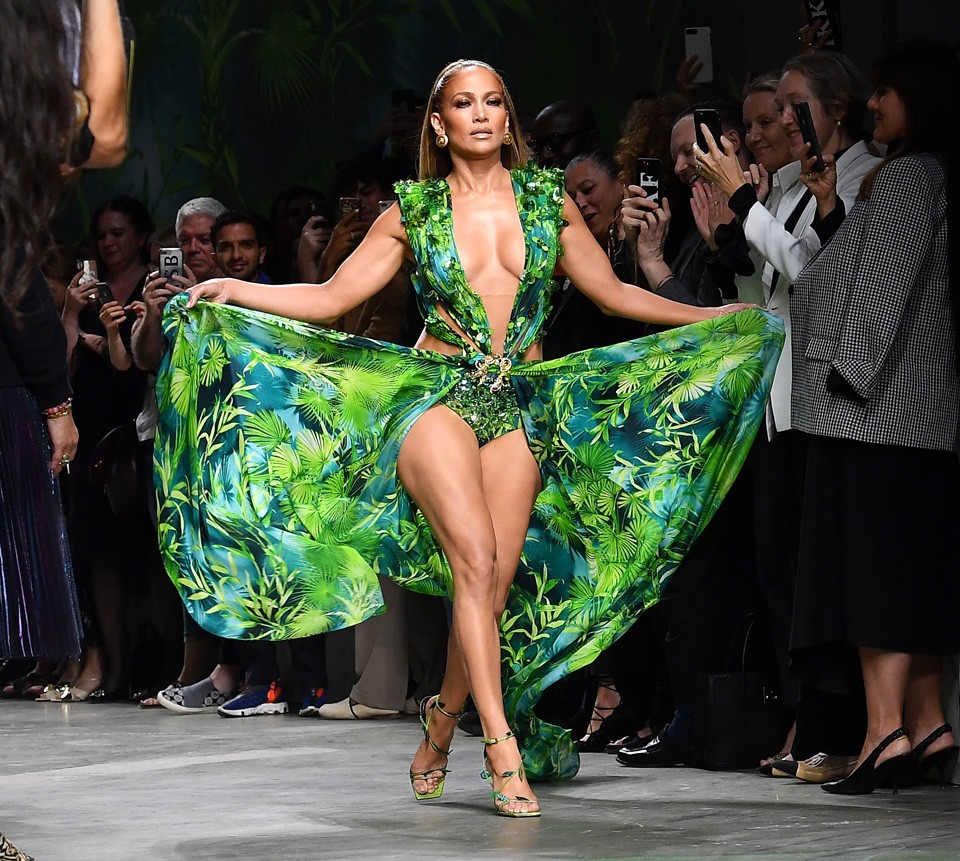  Jennifer Lopez 20 évvel később a kifutón is viselte az ikonikus Versace ruhát