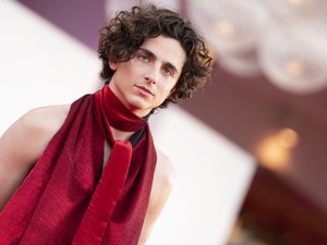 Timothée Chalamet megérkezett Velencébe, és az internet felrobbant a szexi szettjétől