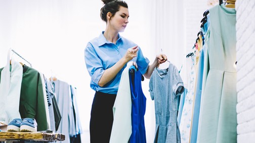 Botránykönyv leplezi le a francia divatvilágot: Chanel cipő van, fizetés nincs