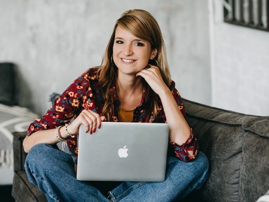 Budai Lotti: „Érdemes feltenni a kérdést magunknak: tényleg mindenáron a házasságra vágyunk?”