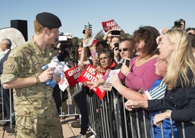 A hála nem maradt el, óriási tömegek várták mindenütt, és ajándékok tömkelegét gyűjtötte be. 