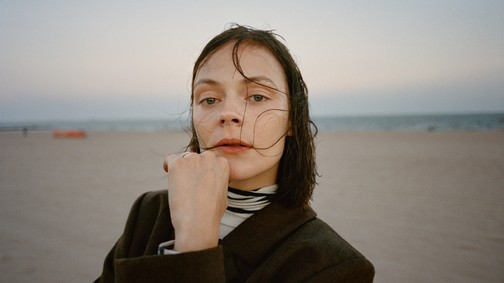 Az egyik legsikeresebb magyar topmodell újságírásra cseréli a kifutókat