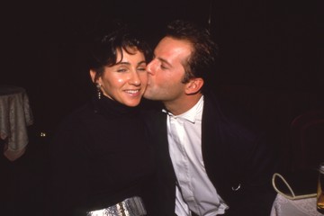 Bruce Willis és Sherryl Raymond 1986 és 1987 között alkottak egy párt. 