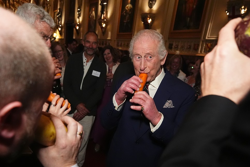 Károly király egy különleges hangszeren villantotta meg tehetségét