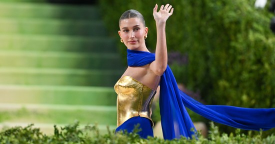 Hailey Bieber brutális hasizmot villantott, csak ámulunk, milyen bomba formában van Justin Bieber felesége