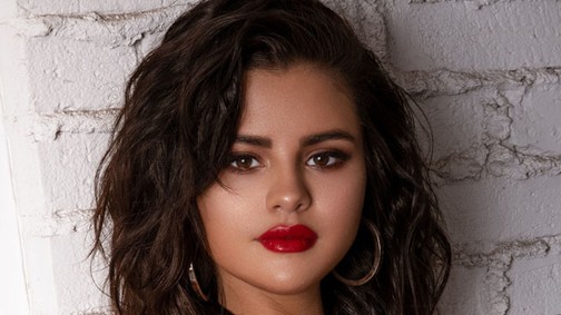 Selena Gomez simán lekörözi Pamela Andersont ebben a szexi, piros fürdőruhában