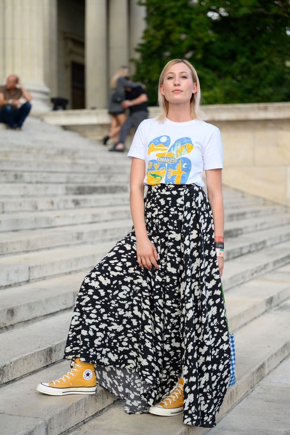 Schoblocher Barbi egy maxiszoknyával passzintotta a napsárga Converese cipőt és még egy retró, grafikus pólóval is megspékelte az ütős öltözéket. Imádjuk!