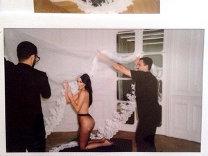 Kim Kardashian topless fotóval köszöntötte fel a tervezőt