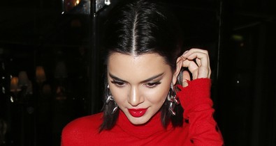 Kendall Jenner melltartó nélkül, soha véget nem érő csizmában flangált Párizsban