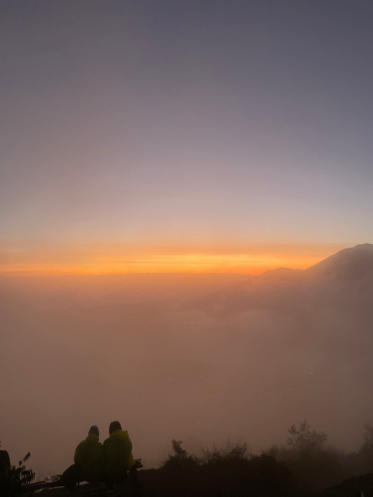 A Batur-vulkán csúcsán gyönyörű a napfelkelte, amiért hajnali 2-kor kell kelni, de megéri
