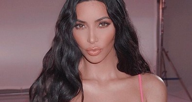 18+ Kim Kardashian egy idegen, pucér pasival pózolgat erotikus fotókon
