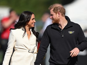 Meghan Markle és Harry herceg csókolózos fotója lángra lobbantotta az internetet, csak úgy árad belőle a szerelem