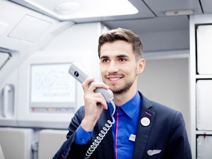 Ne lepődj meg a bajszos légiutaskísérőktől a Wizz Air járatain