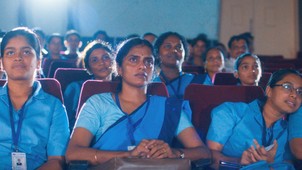 A Minden, ami fénynek tűnik bizonyíték, hogy a nők ugyanarra vágynak - kontinenstől és kultúrától függetlenül