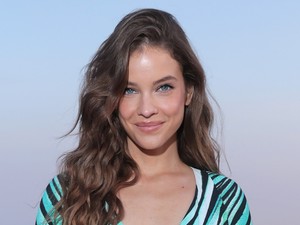 Palvin Barbara élete legszebb ruhájában ragyogott: köldökig kivágott dekoltázzsal lépett a vörös szőnyegre