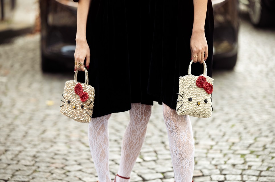 Hello Kitty táska a Nina Ricci bemutatóján a 2024-es párizsi divathéten