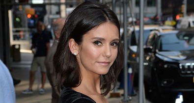 Annyira bájos Nina Dobrev ebben a tökéletes kis feketében