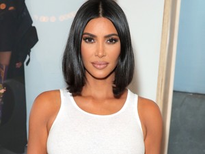 Kim Kardashian újságpapírba tekerve utánozta le Carrie Bradshaw szettjét