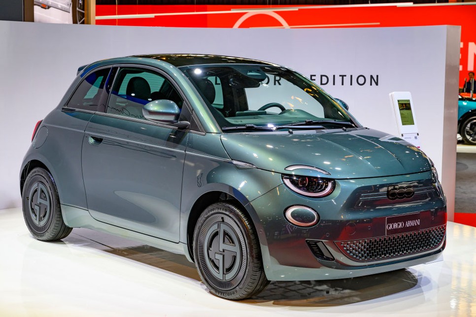 A FIAT legújabb kollaborációja, a Giorgio Armani nevével fémjelzett 500-as modell, ami 2025. januárjában debütált