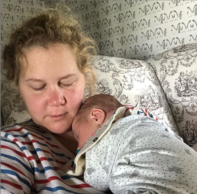 Ilyen újdonsült anyának lenni IGAZÁBÓL: Amy Schumer nem szépíti