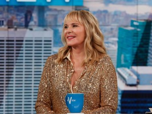 Kim Cattrall Kim Kardashian kampányában tért vissza, és leborulunk előttük