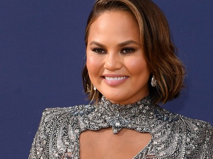 Chrissy Teigent ismét várandósnak nézték ebben a ruhában