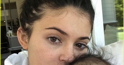 Kylie Jenner kisbabája olyan édesen mosolyog, hogy elolvadsz tőle!