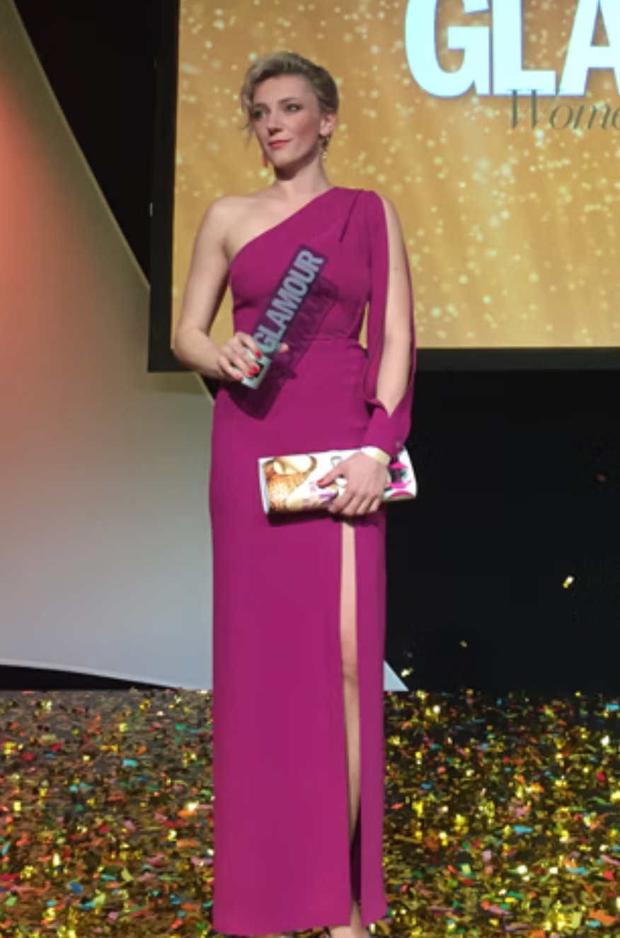 A Katona József Színház európai filmdíjjal kitüntetett színésznője, Borbély Alexandra vitte haza a GLAMOUR Women of the Year 2018 díjat az év színésznője kategóriában, amit egy csodás, vibráló színű, aszimmetrikus tervezésben vett át. 