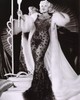 1936, Mae West - A leleplező stílus valójában a harmincas évekre nyúlik vissza, amikor a burleszk előadók és a némafilm-sztárok az alig-alig látható megjelenés változatait viselték. A Go West, Young Man című filmben Mae West elkápráztatta a közönséget ebben a pucérruhában, néhány virágos rátéttel, amelyek pont jó helyen takartak.