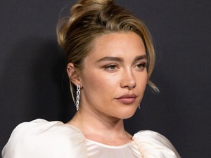 Florence Pugh melltartó nélkül bulizott Ibizán, átlátszó csipkeruhájából csak úgy ordít a meztelenség