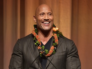 De édes: Dwayne Johnson eteti a barátnőjét miközben az a gyereküket szoptatja