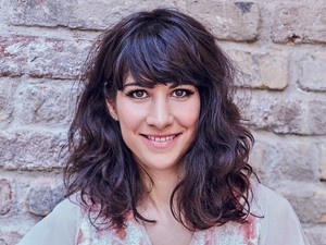 A nők láthatatlan munkája – Pátkai Rozina performansza az anyaságról