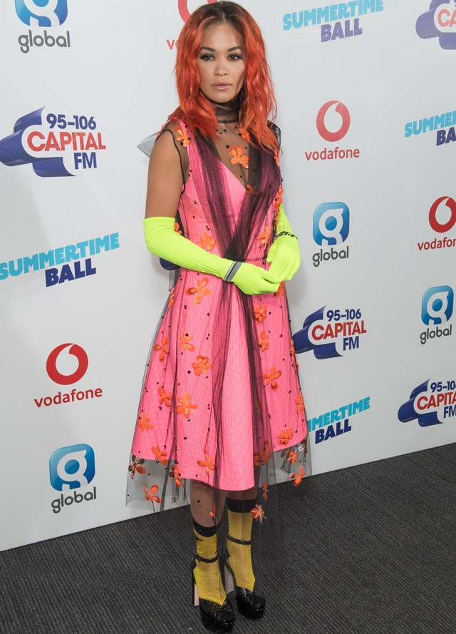 Rita Ora a Capital rádió vörös szőnyegén