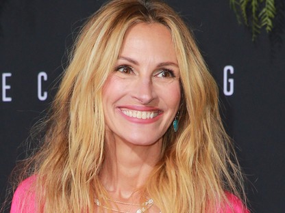Julia Roberts-nek rózsaszín lett a haja, és teljesen másképpen néz ki így