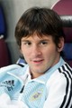 Mosolyogva, a karrierje korai szakaszára jellemző frizurájával örökítették meg Lionel Messit 2005. november 12-én Genfben, az Anglia elleni összecsapást megelőzően.