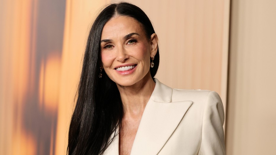 Demi Moore ismét nagyot dobbantott a vörös szőnyegen, váratlan szettel hívta fel magára a figyelmet