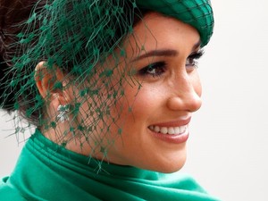 Meghan Markle méregdrága Carolina Herrera kabátban hódított randiján