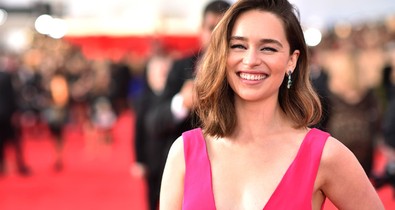 A Trónok harca sztárja cuki szettben kávézik Londonban