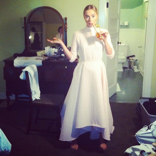 Na, és neked milyen otthonkád van? Suki Waterhouse még ott is dizájner darabban járkál.