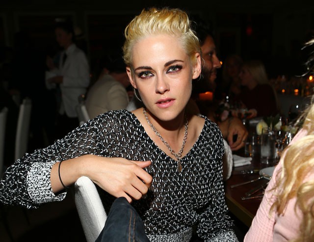 kristen stewart, chanel, táskák szem, karikás szem, parti, fiús frizura, fiús ruha