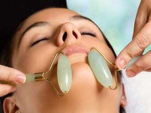 A jade masszázs-görgő valóban csodát művel a bőröddel