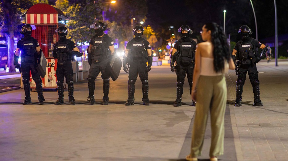 Szerb diáktüntetés Újvidéken 2025-ben, ahol a rendőrség oszlatta a napok óta tartó utcai blokádokat a kormányellenes megmozdulások során