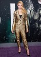 A fiatal színésznő aranytól csillogó brokát nadrágkosztümje nem meglepő módon a Dolce & Gabbana kreációja