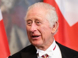 Károly király megalázó helyzetbe került, de zseniálisan kimozogta